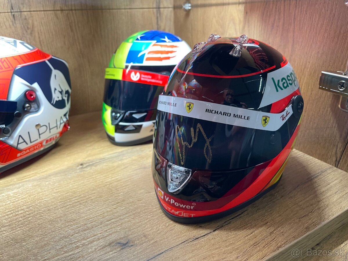 F1 helmy, šiltovky a modely - 5