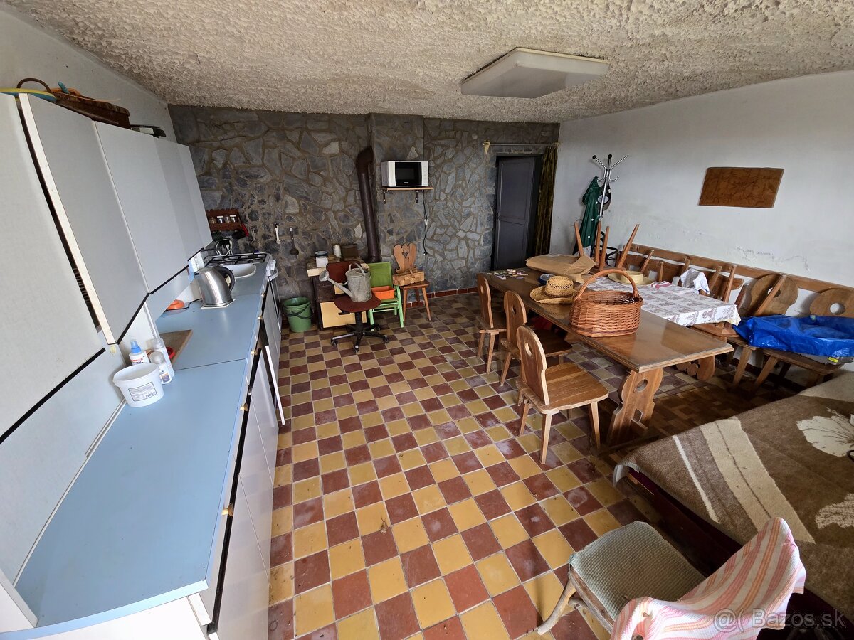 Lukratívny Pozemok 512m² s Murovanou Chatou v Rači pod Lesom - 5