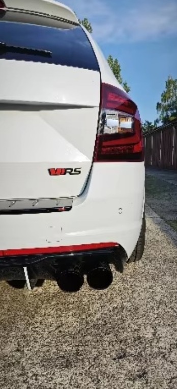 Nerezová koncovka výfuku Carbon dizajn s logom Akrapovič