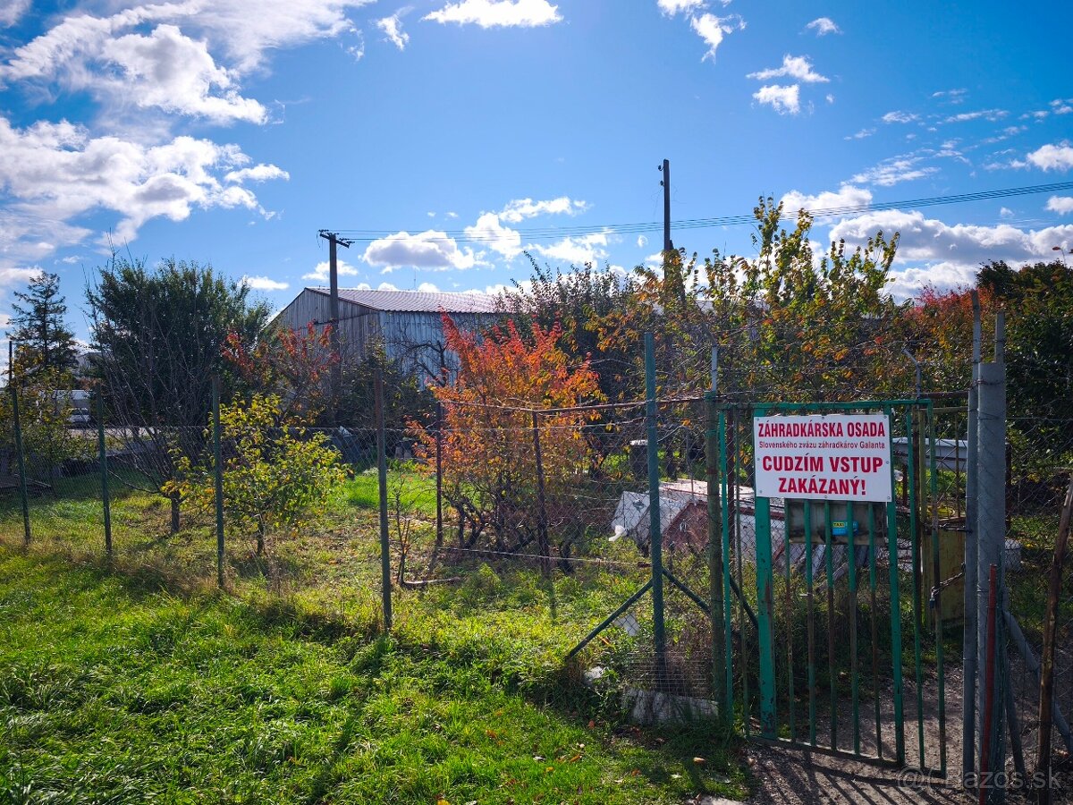 Udržiavaná záhrada so studňou a chatkou - 5
