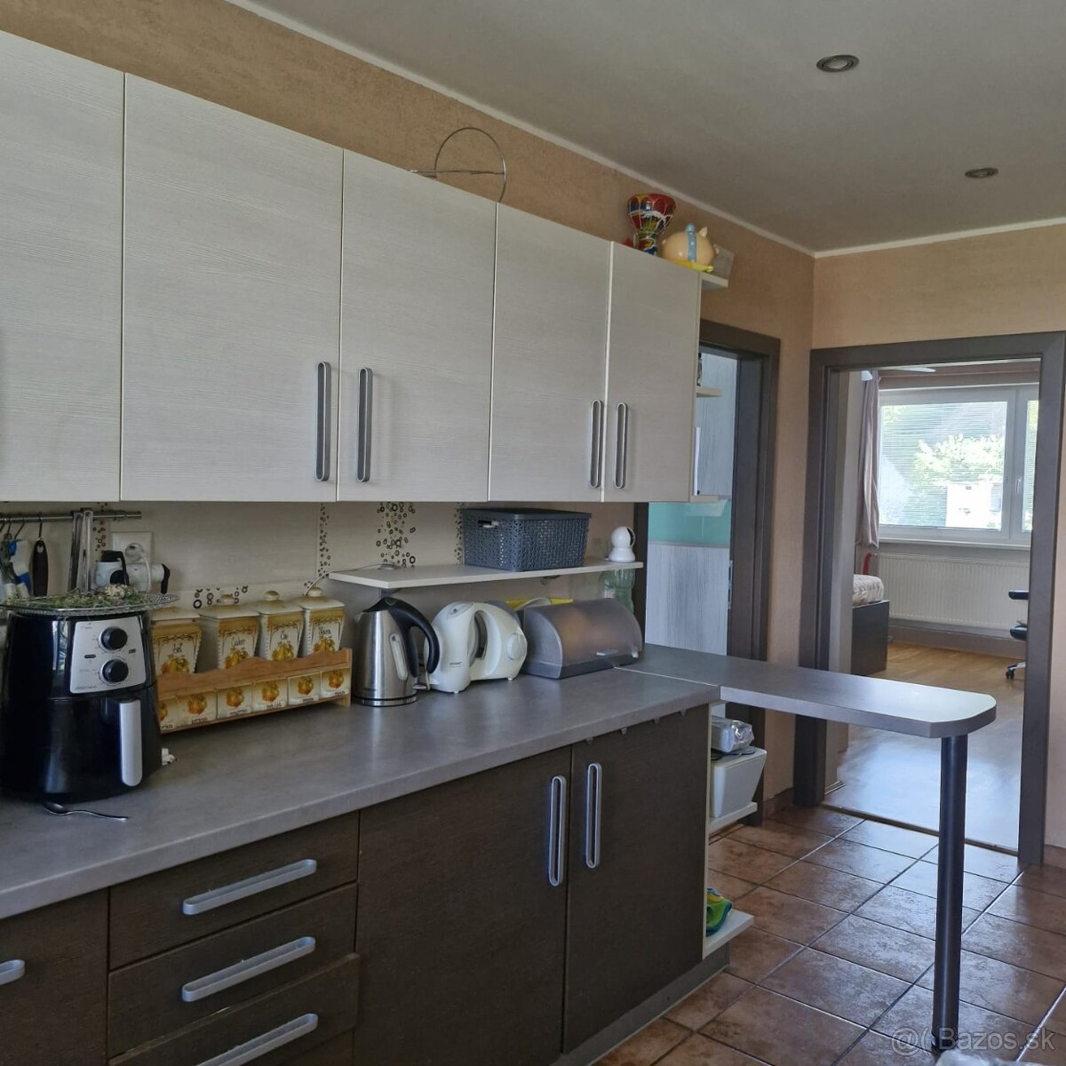 Predáme 3-izbový byt s balkónom, garážou a záhradkou v P.B. - 5