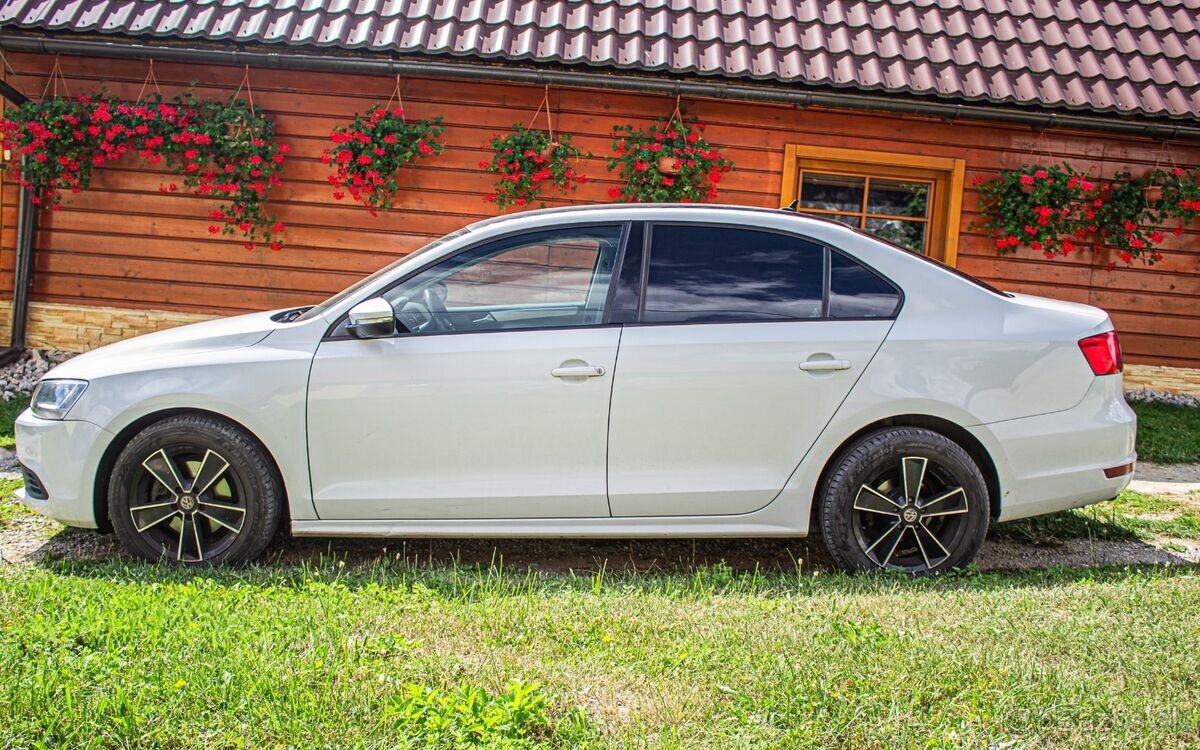 Volkswagen Jetta 1.6 TDI Comfortline - 5