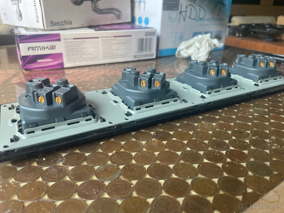 Zásuvka štvorka sklenená čierna - 5