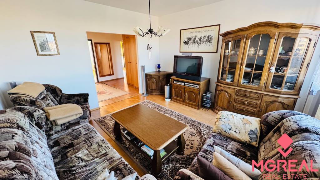 Na predaj 4 i byt s loggiou a výťahom 82 m2 v Prievidzi - 5