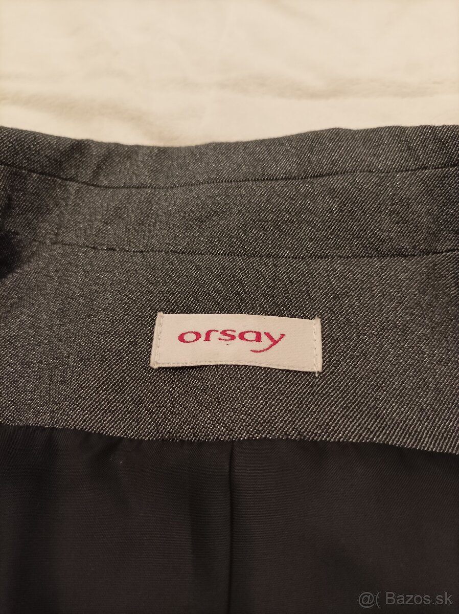 Šedí, lesklý dámsky kostým - 5