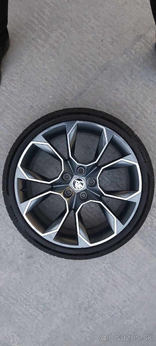ŠKODA XTREM RS R19 ET51 7.5J 5x112 57.1 225/35
- 5