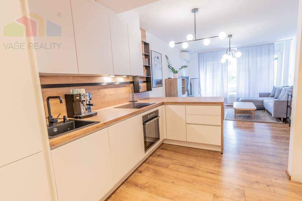 Na predaj luxusný 2-izbový byt s dvoma balkónmi, garážou a v - 5