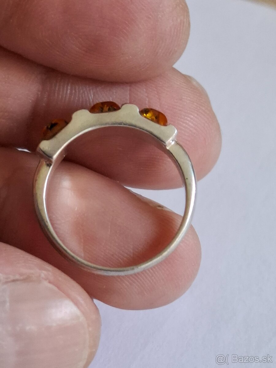 Strieborný prsteň s jantárom, veľkosť 55 - 5