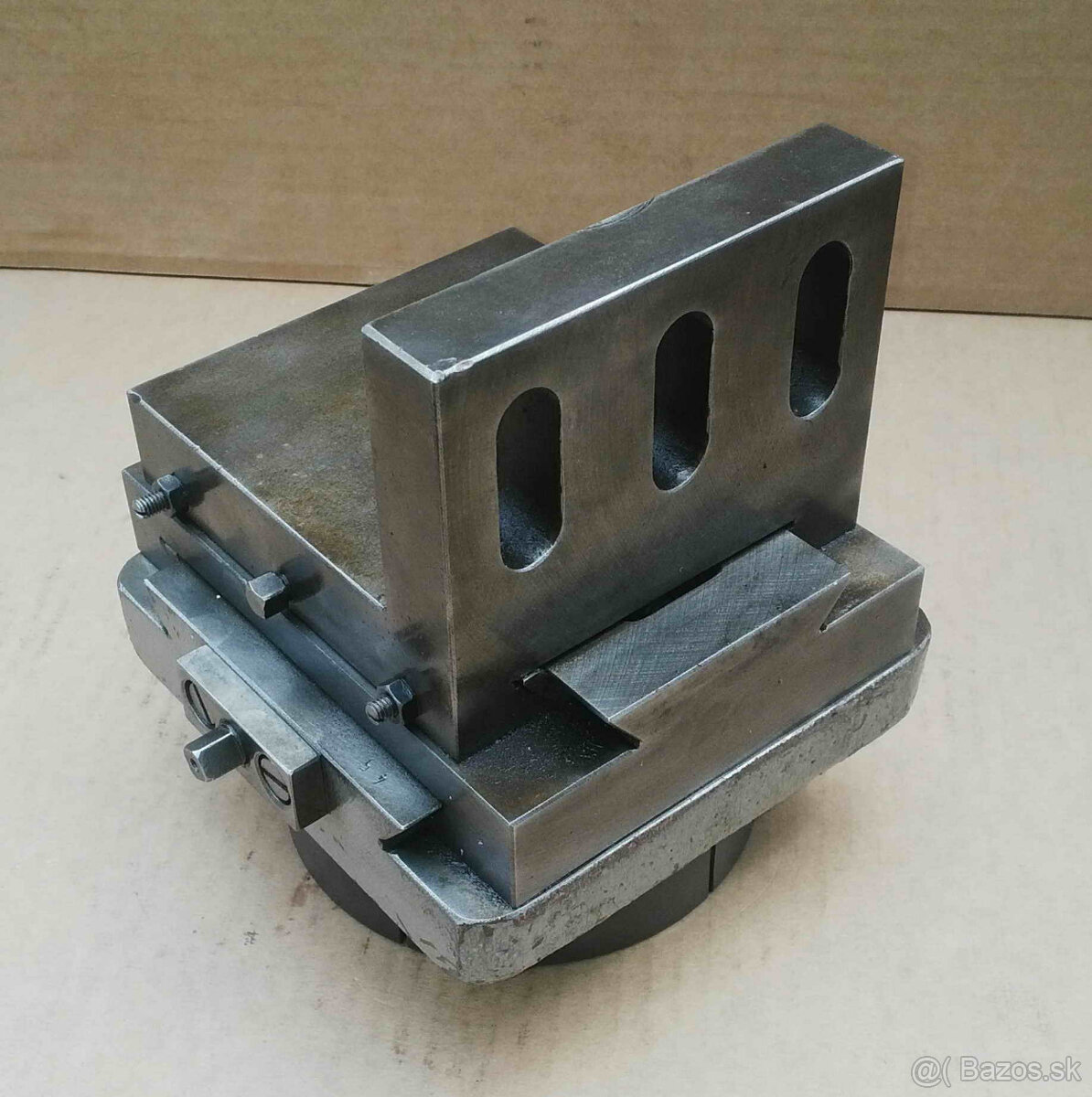 Predám nový upínaci uholnik na sústruh TOS SV18 - 5