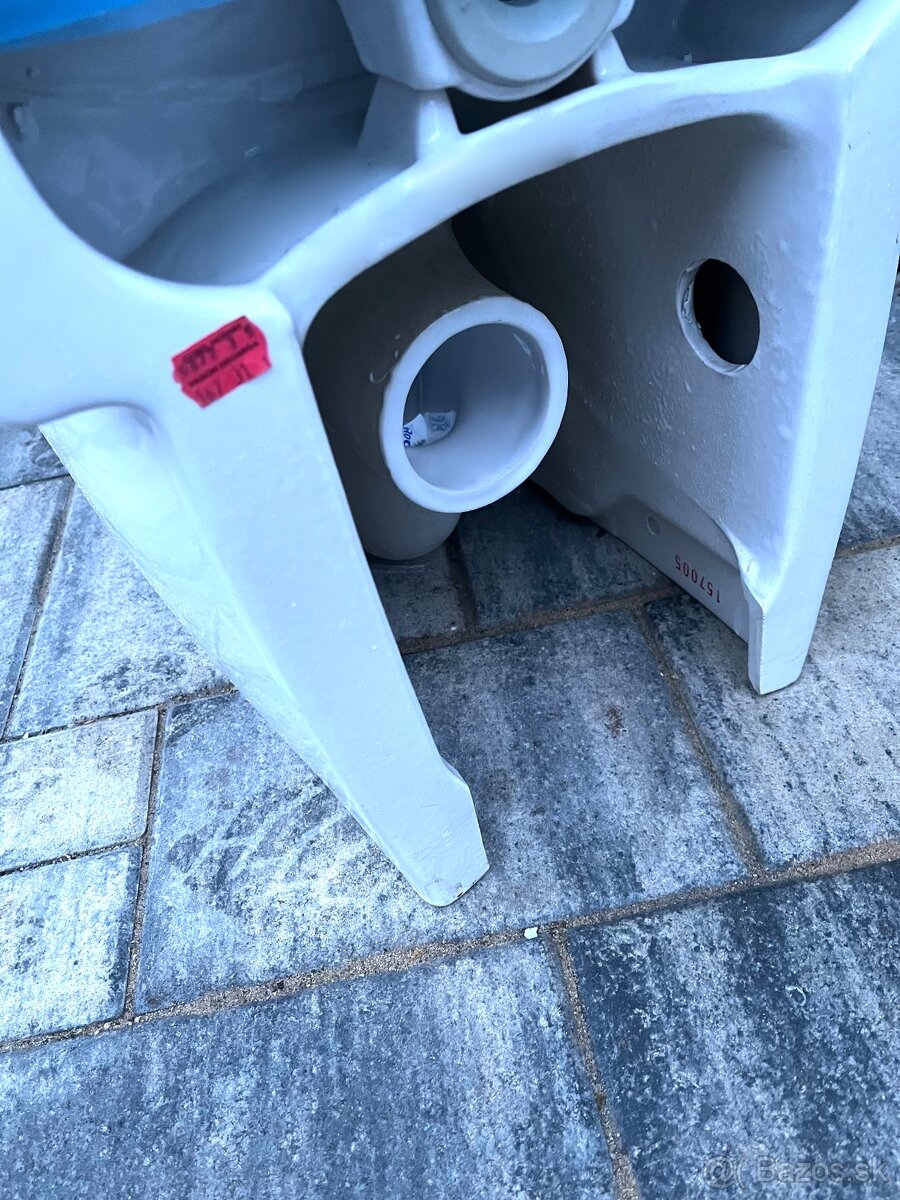 Závesné WC značky Roca - 5