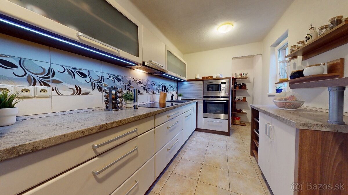 ZREKONŠTRUOVANÝ A ZARIADENÝ RODINNÝ DOM V KRÁĽOVEJ - 5