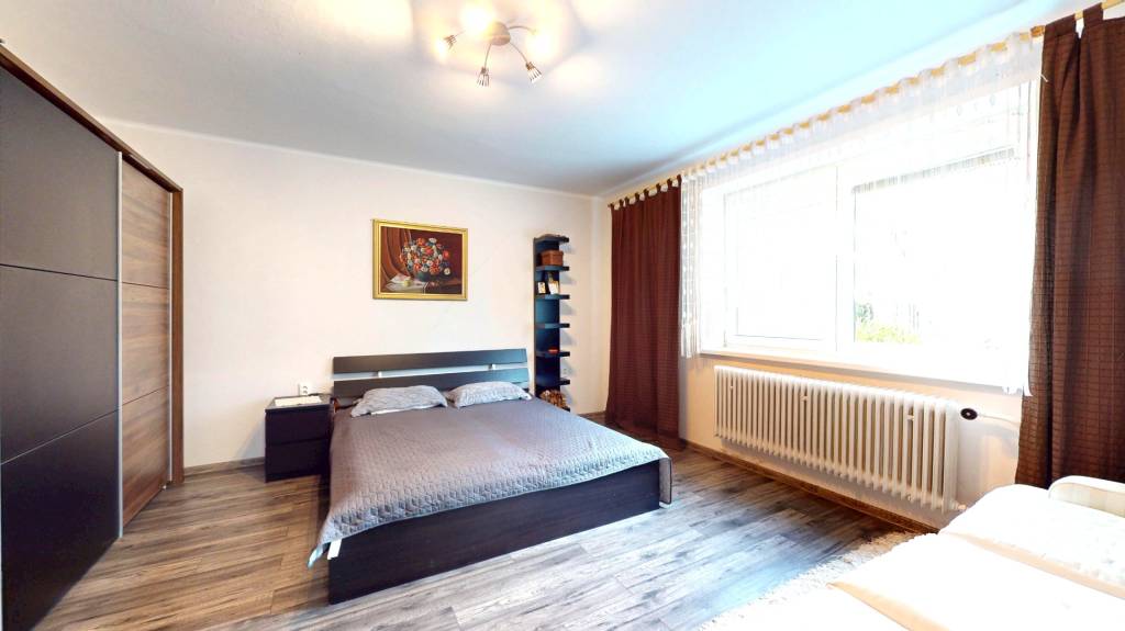 Prerobený rodinný dom na veľkom tichom pozemku v obci Pruské - 5