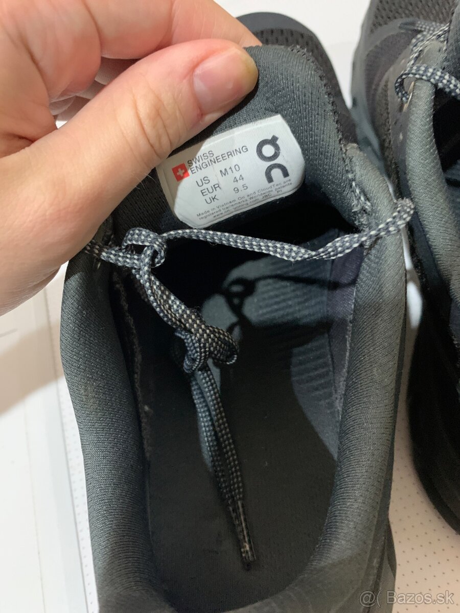 On Cloudstratus 44 Black Shadow - 5