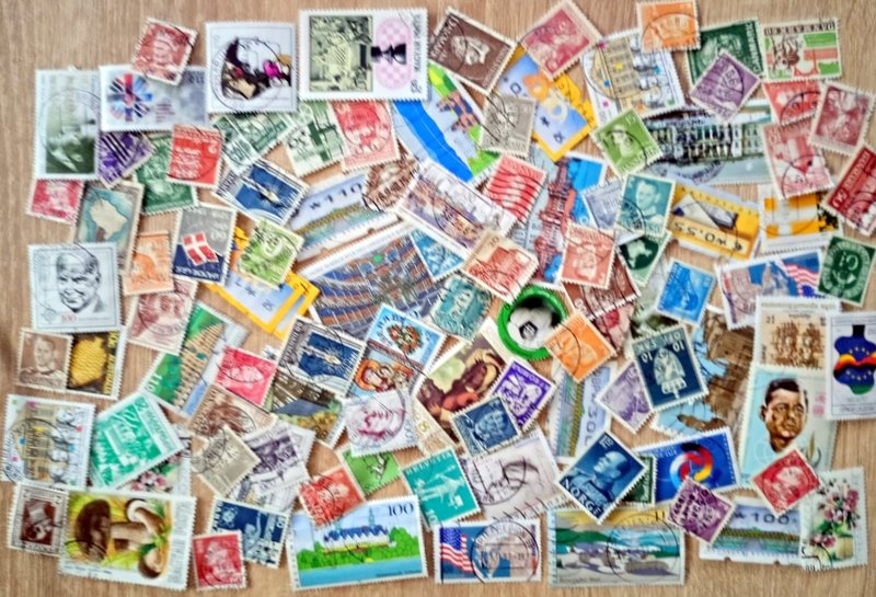 Predám balík poštových známok 1000 ks. č 3 - 5