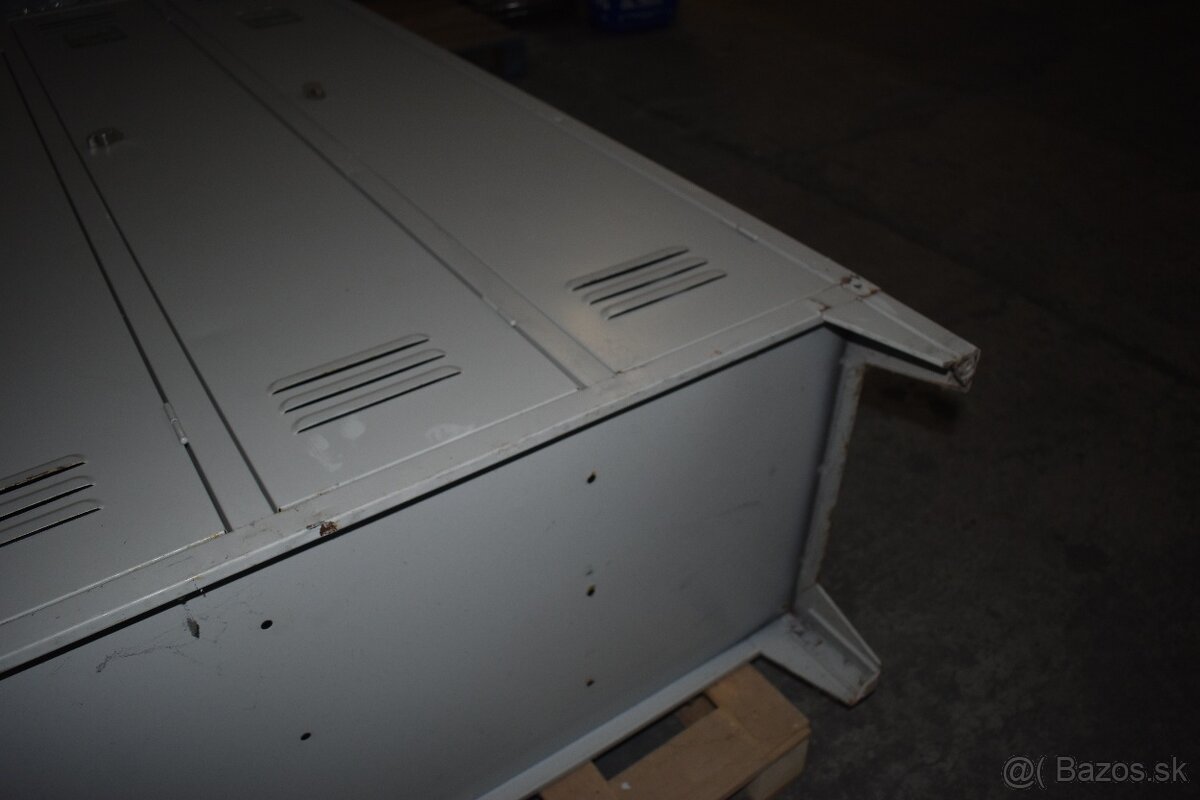 4-dverová šatníková skriňa s dlhými dverami na nožičkách - 5