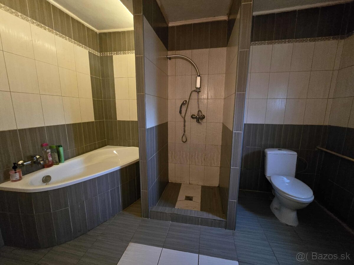 Dom v obci Medvecké - 5