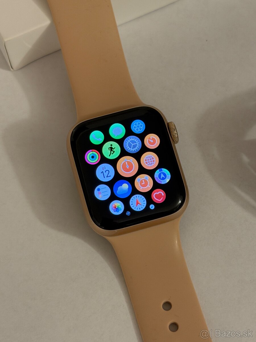 Apple watch SE 40mm , pekný stav, s nabíjačkou a krab - 5