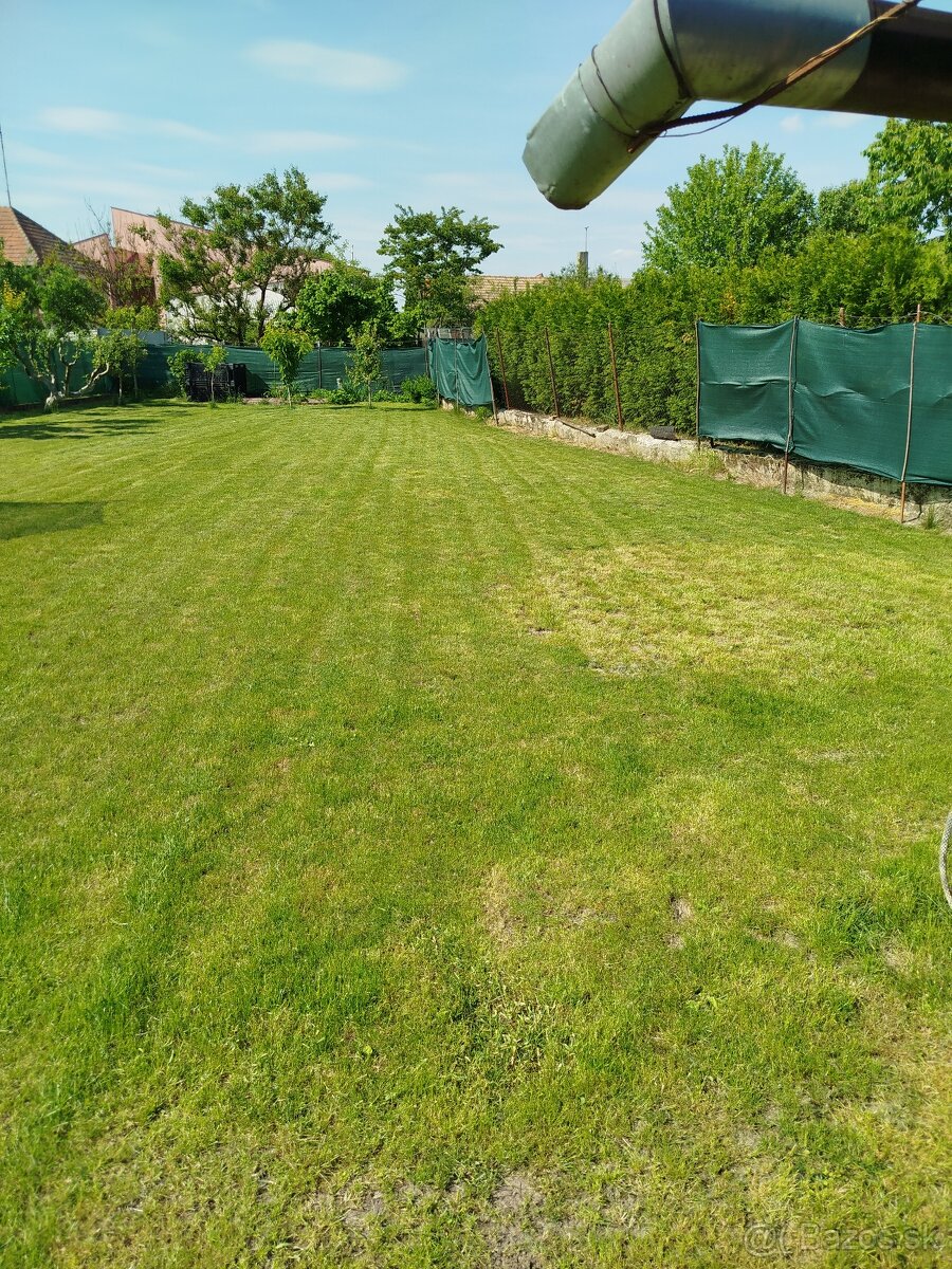 Výborná investicia. pozemok v centre mesta Šurian. - 5