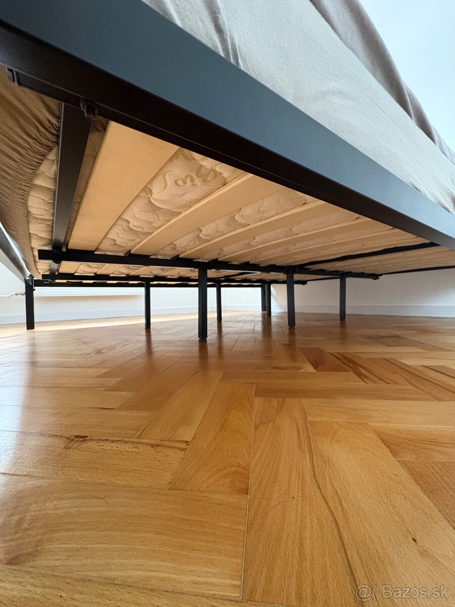 Predám čiernu kovovú posteľ 180x200 - 5