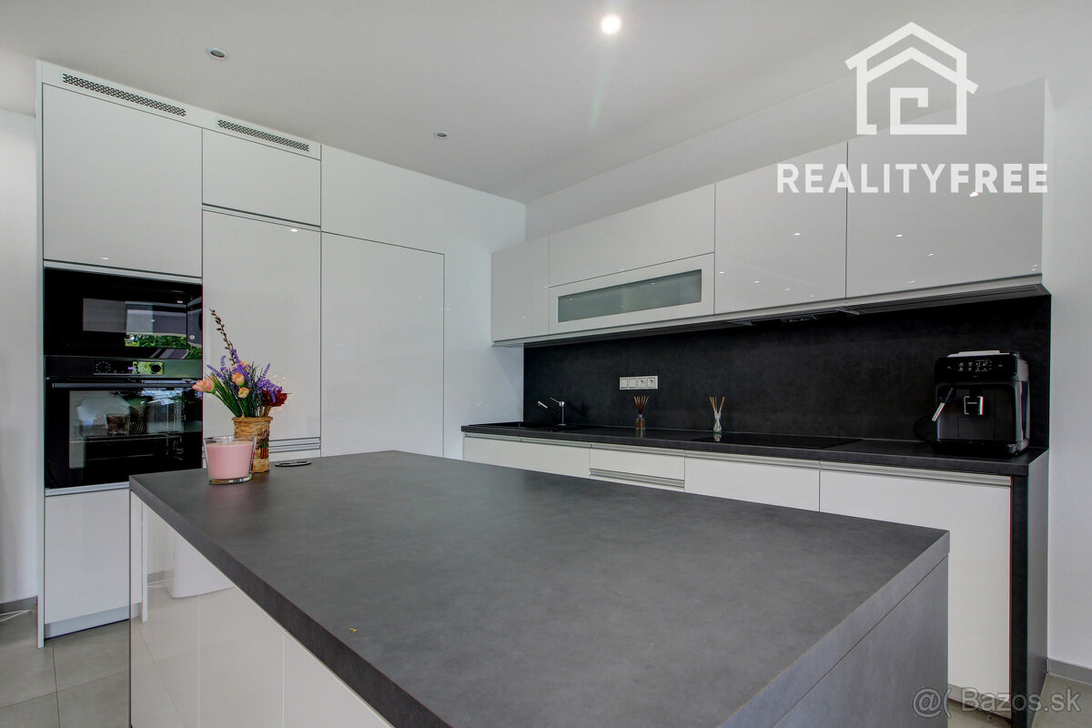 Na predaj 4- izbový rodinný dom s dvojgarážou a záhradným do - 5