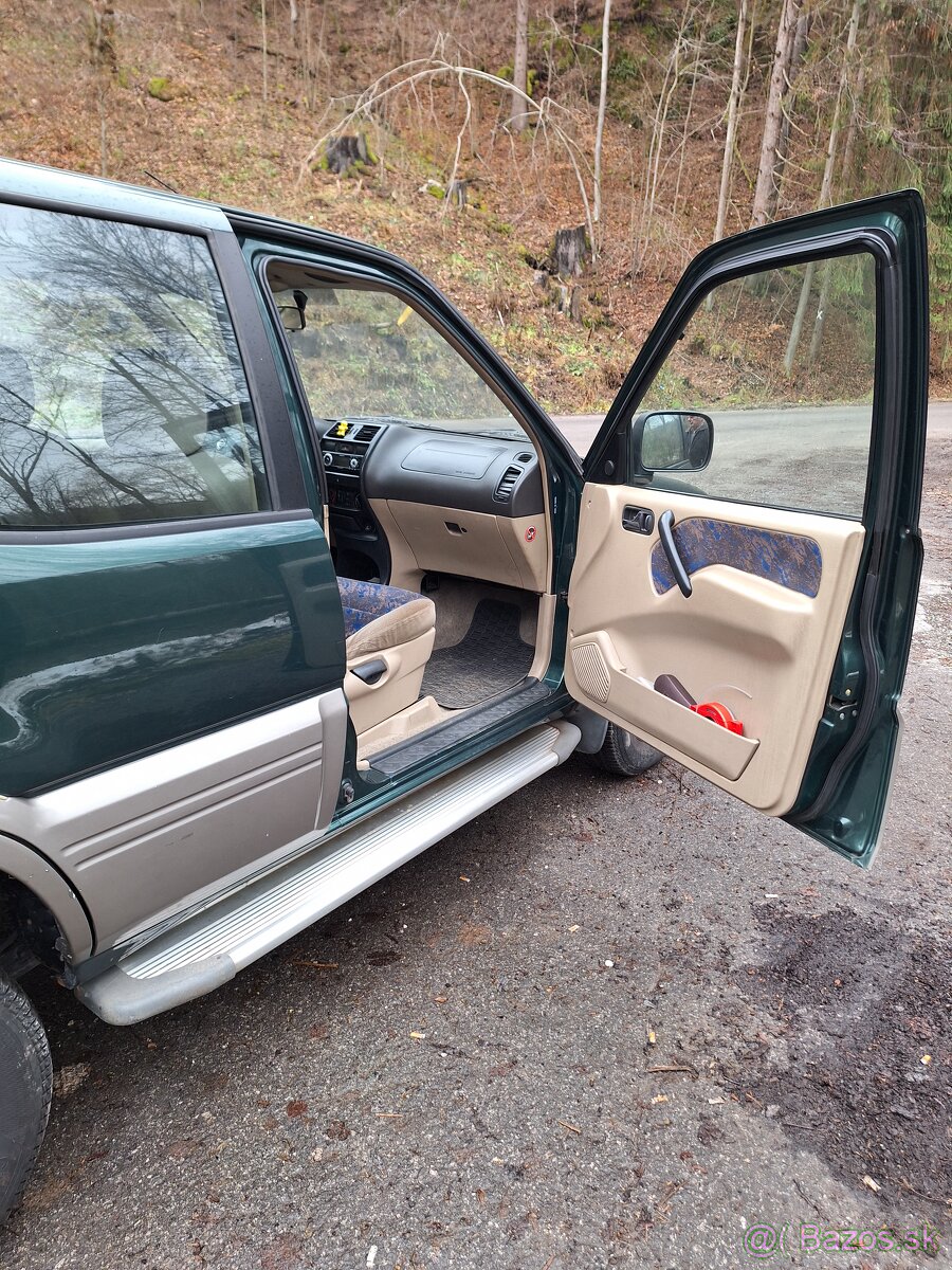 Nissan Terrano 2 - 5