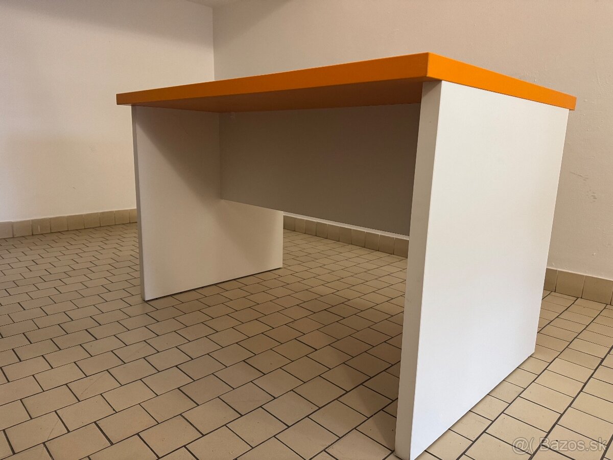 Prodán dva kancelářské stoly a věšák na zeď. - 5