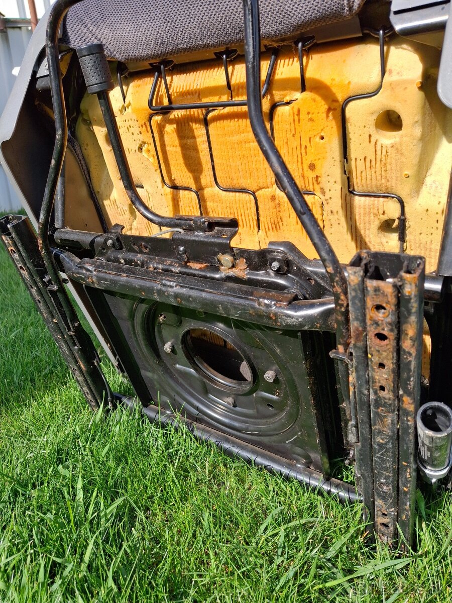 Sedadlo spolujazdca s otočnou konzolou - 5