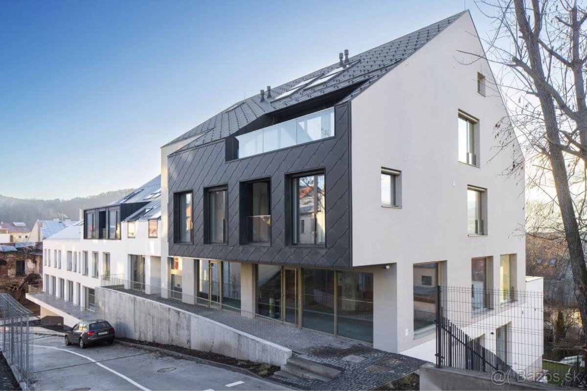 Garážovej státie na Bakossovej ulici 3 - 5