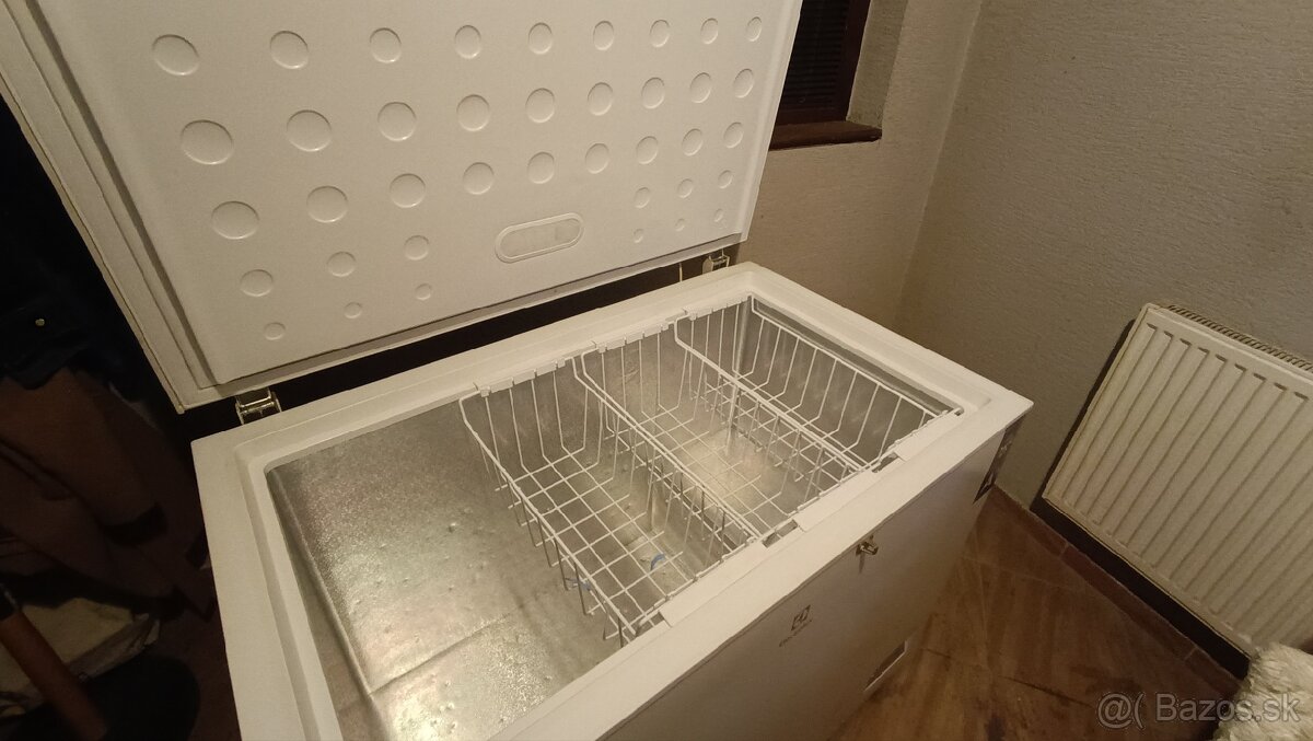 Truhlicová Electrolux mraznička 300L - 5