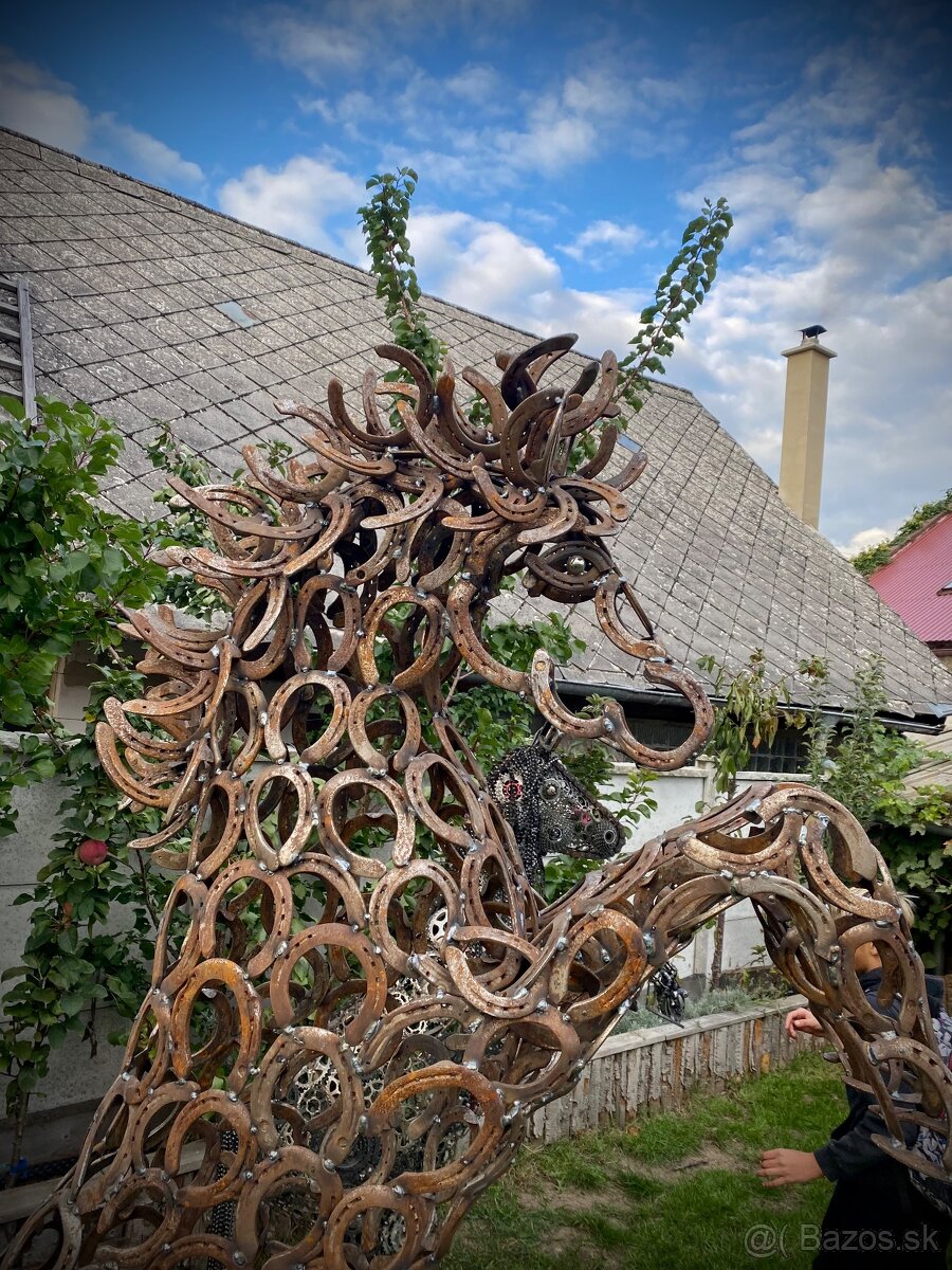 Majestátní kůň z podkov - 5