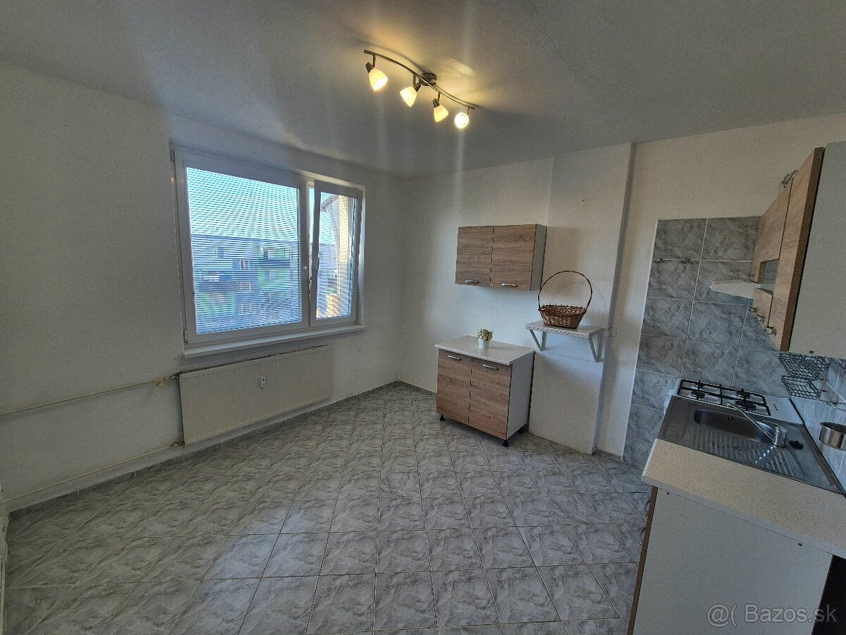 Predaj 1 izb.byt_Levice_balkón - 5