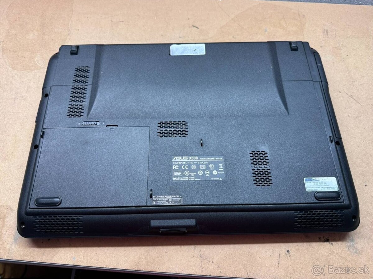 Predám pokazený notebook na náhradné diely zn.Asus x5dab. - 5