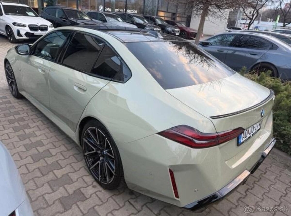 BMW M5 Sedan - 5