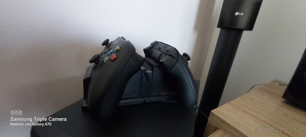 Xbox Series X + 2 ovládače + nabíjacia stanica + Blue-ray - 5
