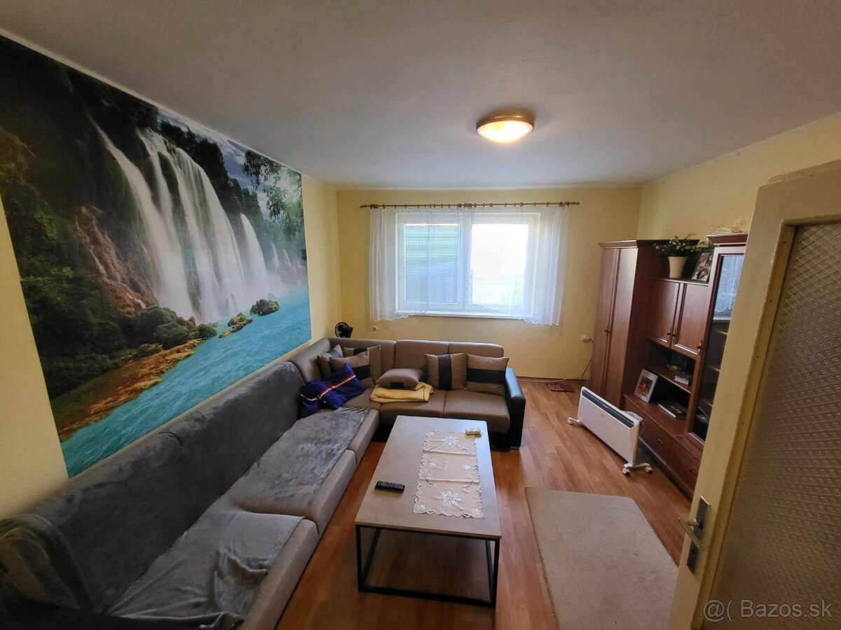 Tehlový 3 izbový rodinný dom v obci Bešeňov s veľkým pozemko - 5