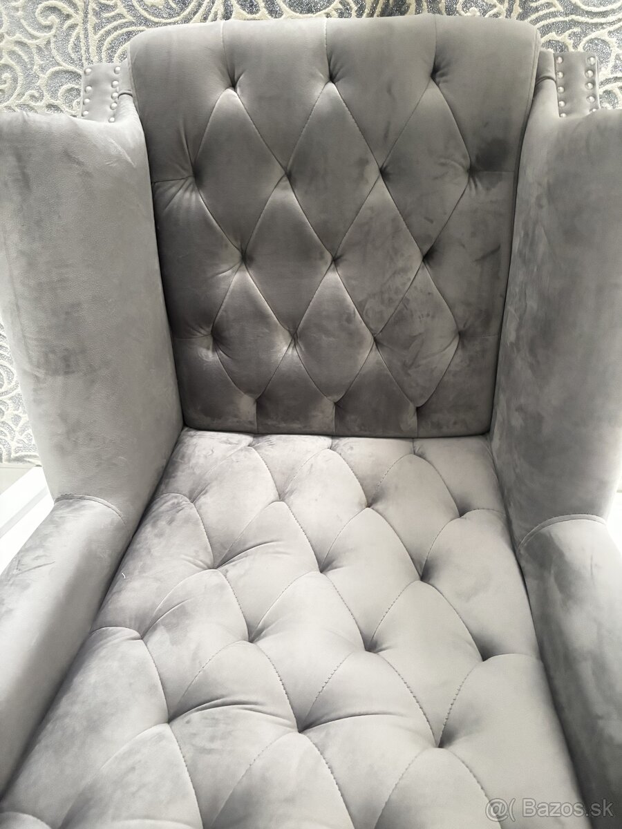 Predám Exkluzívne kreslo strieborno sivej farby Chesterfield - 5
