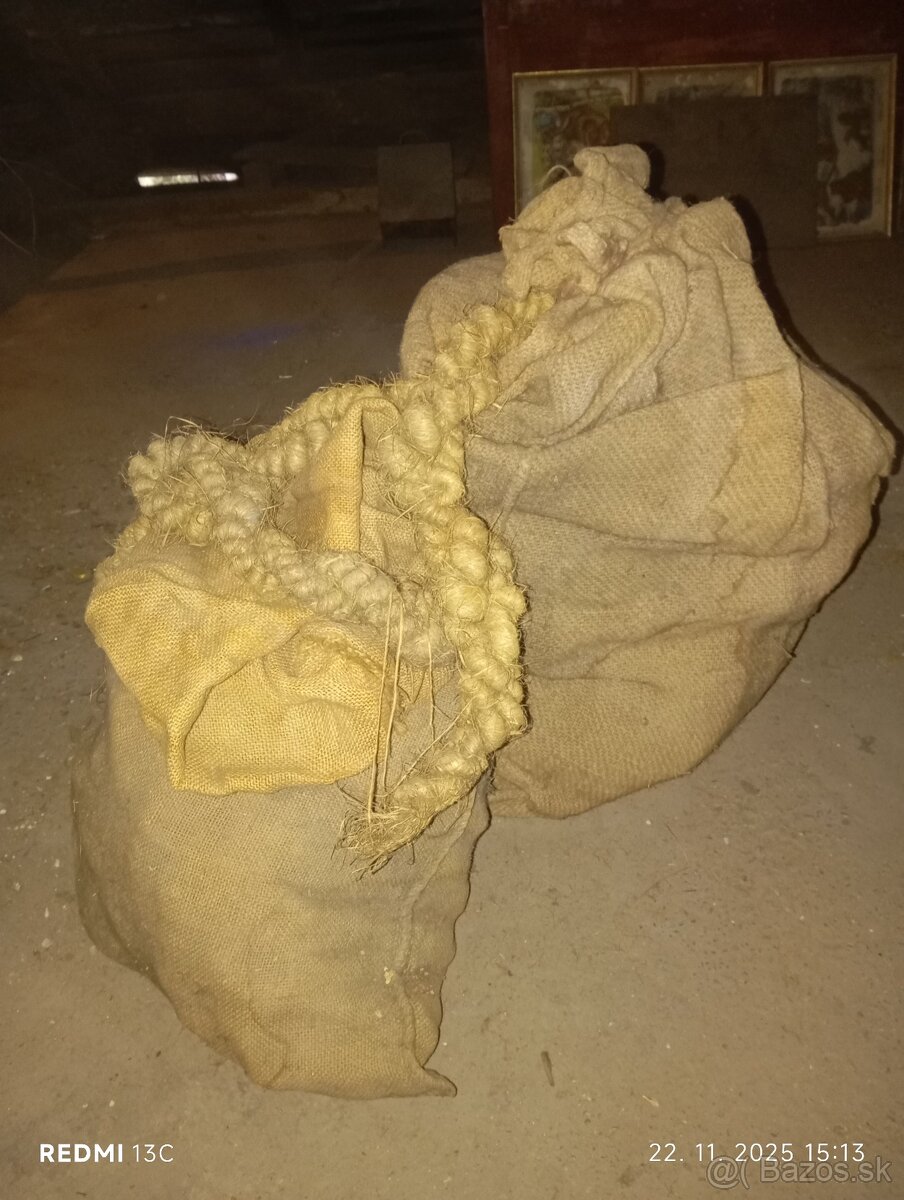 Staré jutové vrecia a lano. - 5