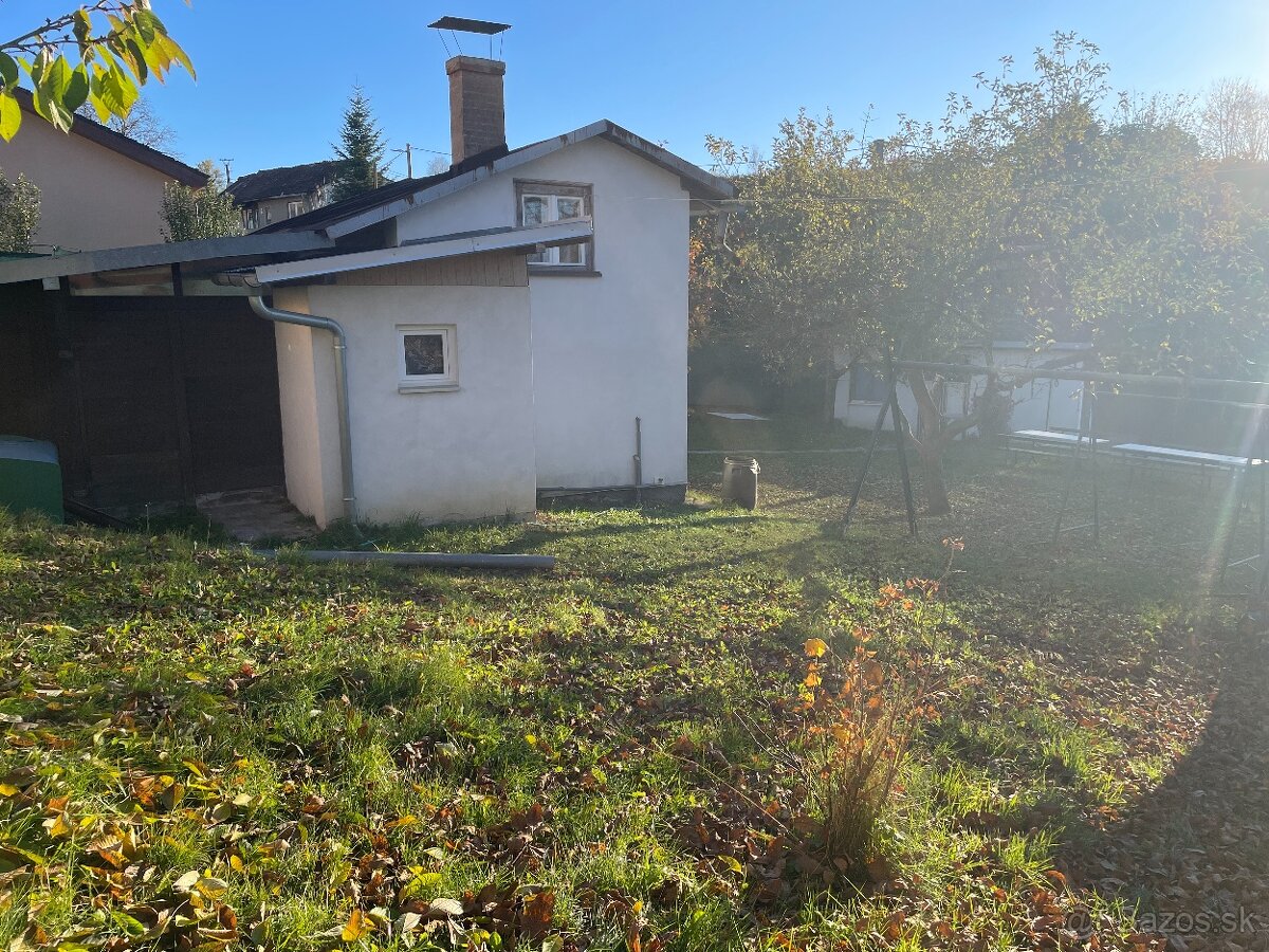 Predam pozemok s rozlohou 916 m² s chatkou a garážou - 5
