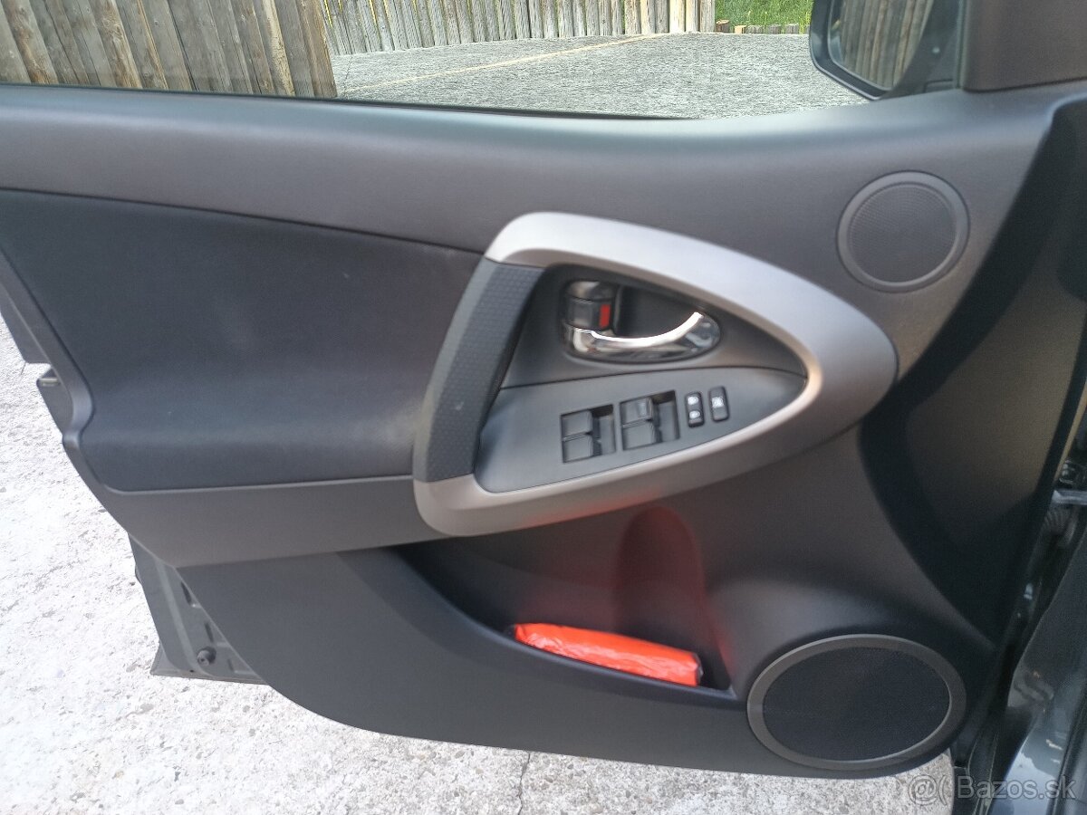 Toyota RAV4 2.2 D4D , 100 r.v.2010, 2x elektróny - 5