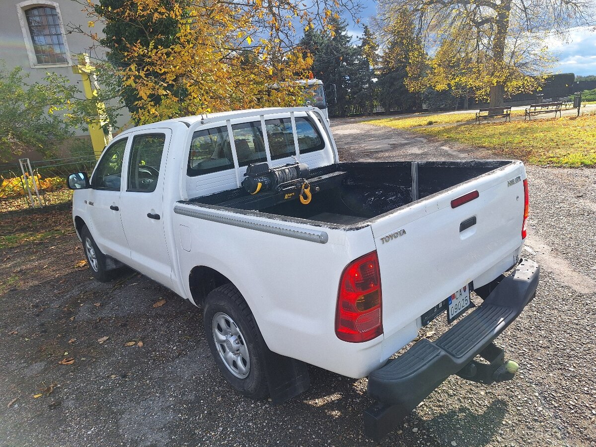 TOYOTA HILUX 2,5 DIESEL 4X4 UZÁVIERKU MA