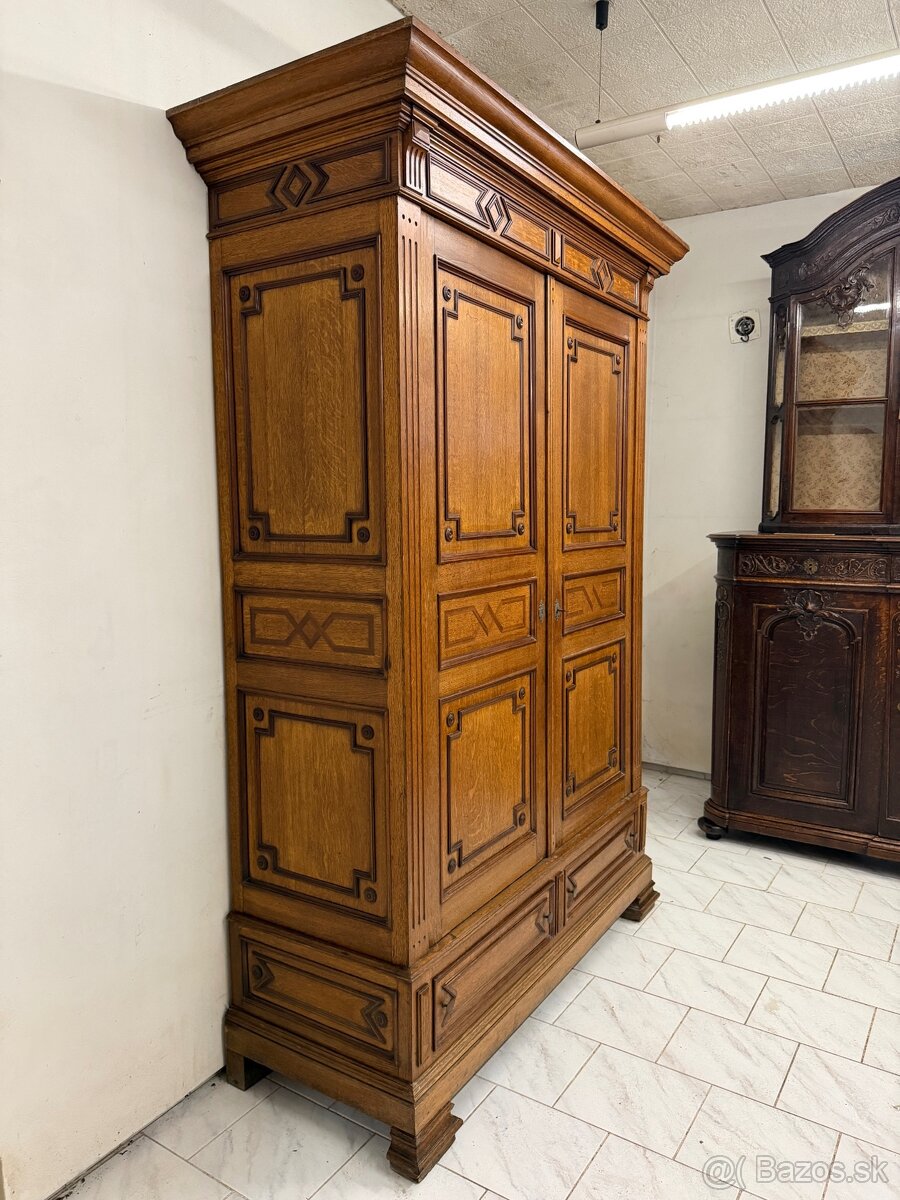 Starožitná šatní skříň - 5