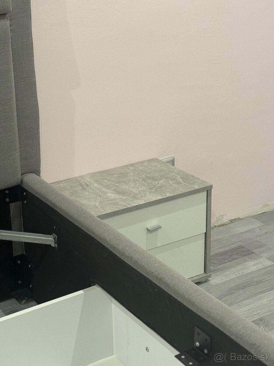 Čalúnená posteľ s nočnými stolíkmi - 5