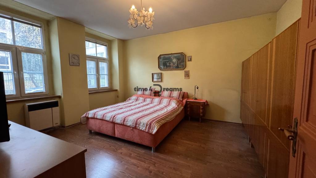NA PREDAJ 2 izbový byt v historickej bytovke v centre NITRY - 5