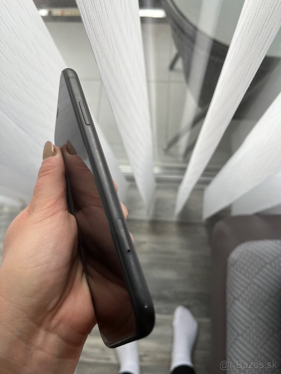 Apple iPhone XR 64GB - 5