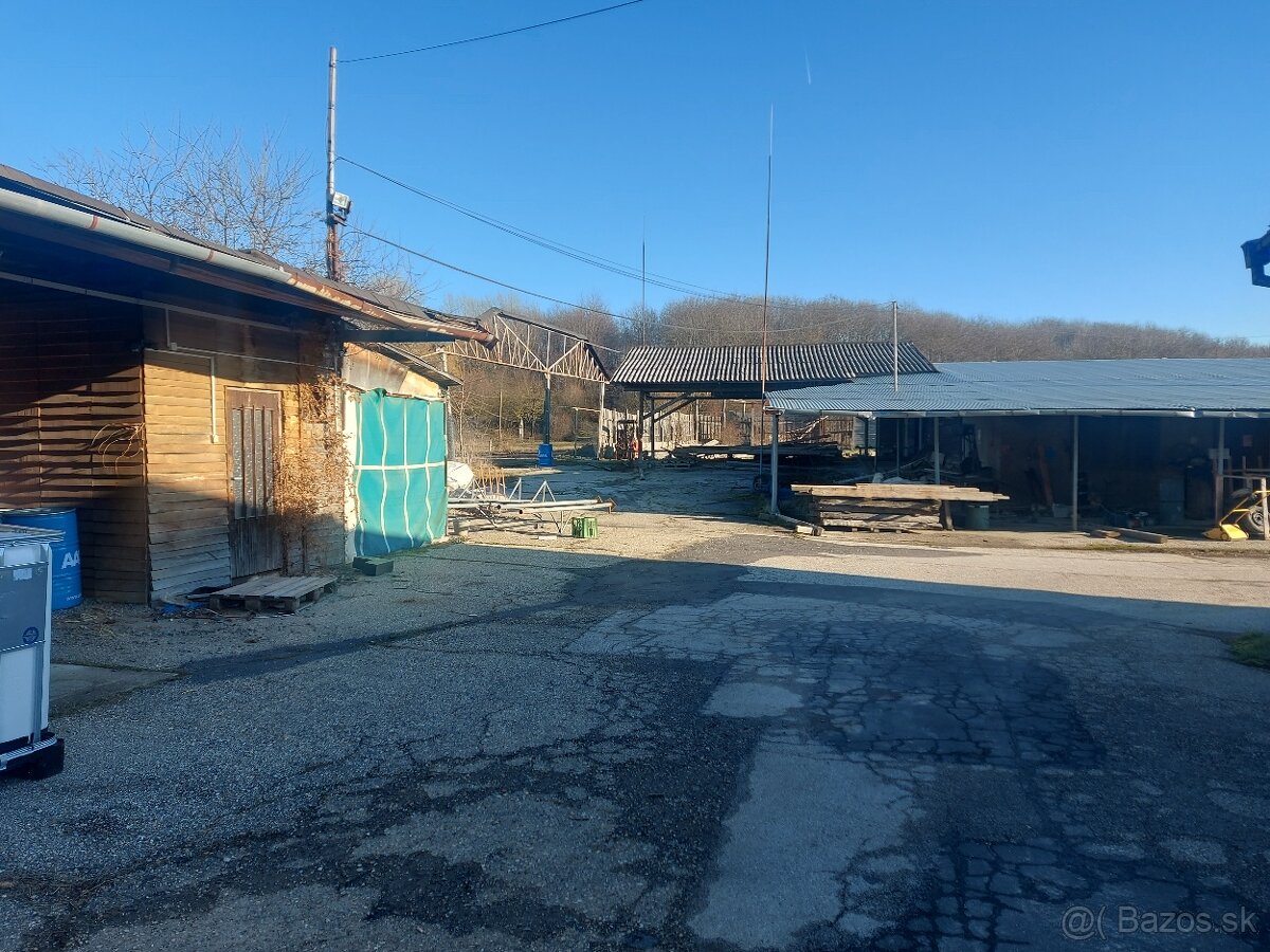 Predáma priemyselny pozemok so skladmi a budovami vo Svodíne - 5