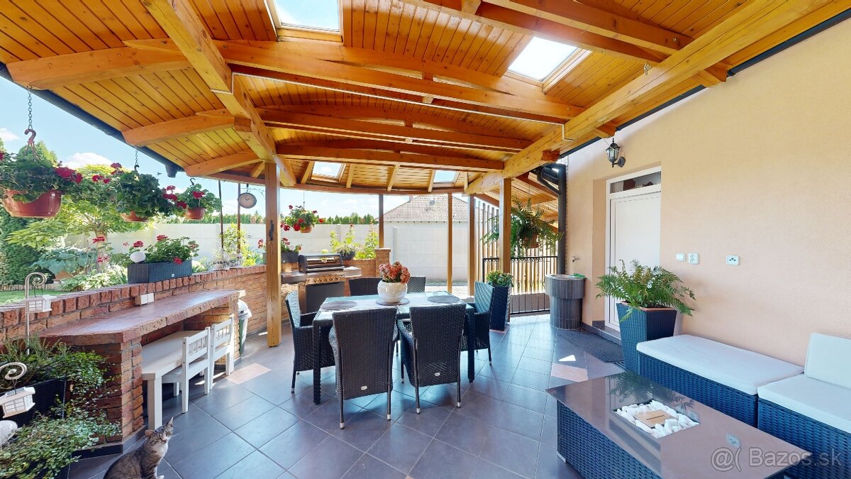 6 izbový rodinný dom s jedinečnou architektúrou,pozemok 1061 - 5