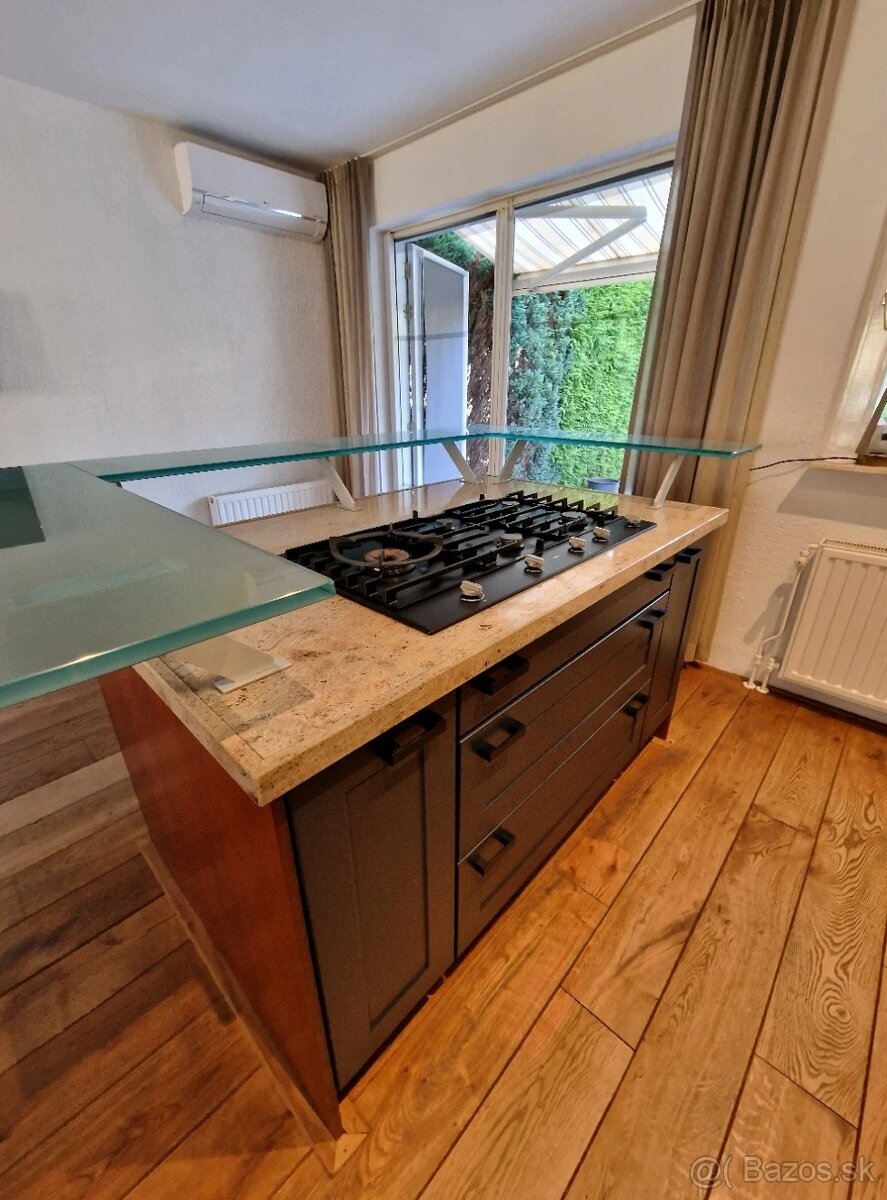 Kuchyně v moderně-venkovském stylu s ostrůvkem - 5