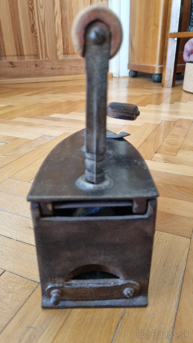 stará liatinová žehlička na uhlie - 5