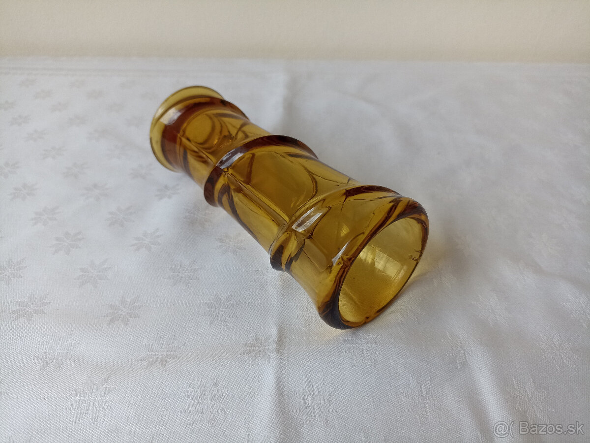 Stará retro vázička Jiří Brabec, sklárna Rosice – ambrová - 5