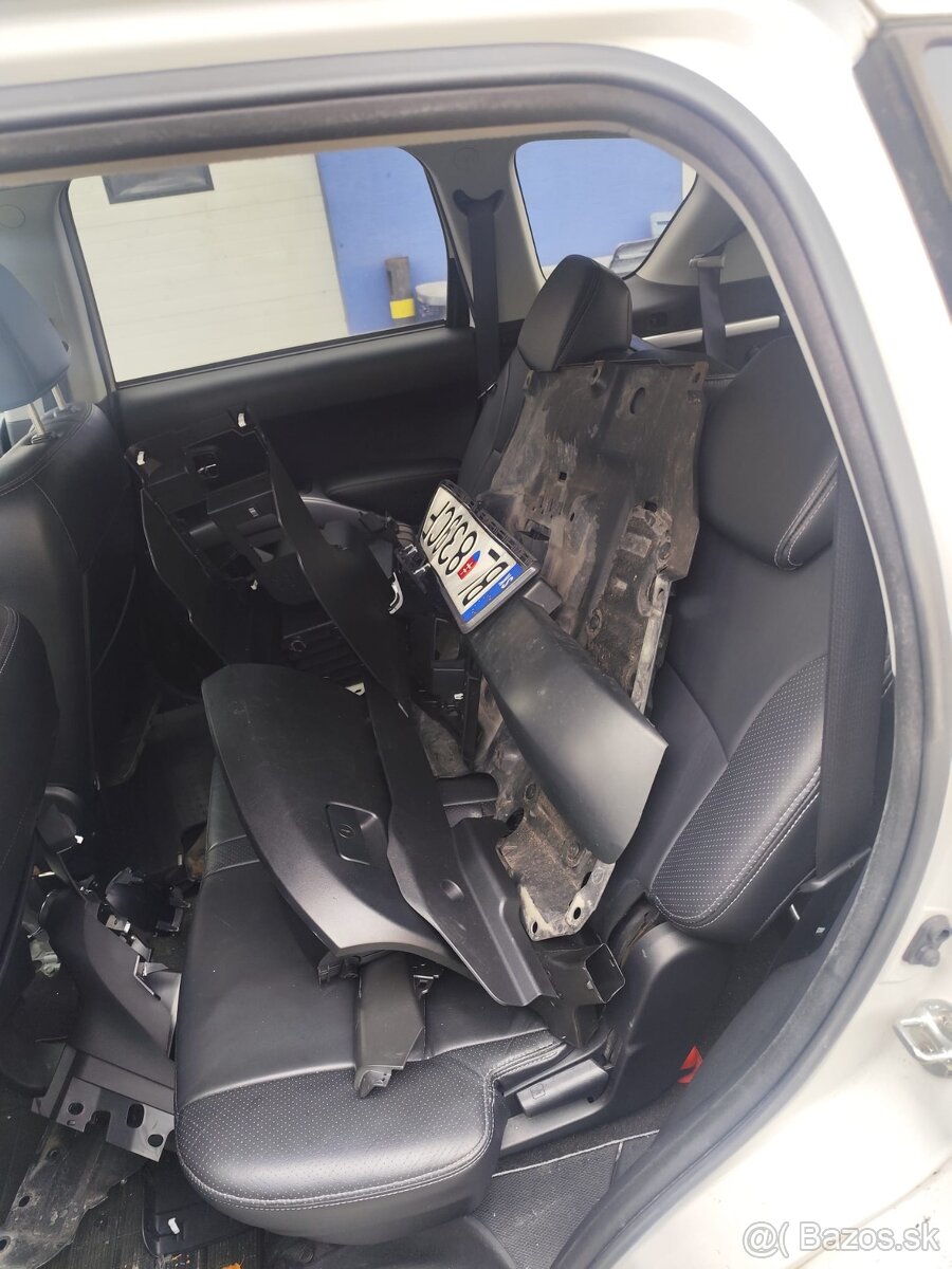 Predám Peugeot 4007 2,2 l. havarovaný. - 5